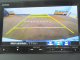 【リアカメラ】リバースに入れるだけで後方の映像が映ります。安全確認や、狭い駐車場での車庫入れ、雨の日や夜間など視界の悪い時に便利です。安全にバックする為には欠かせない装備です。