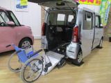 フレンドシップ車 R7年式の届出済未使用車のタントスローパーXです♪車椅子昇降スロープにリモコン電動ウインチ装備!着脱式リヤシートで普段は4人乗りに、車椅子ご使用時は簡単に折り畳む事が可能です。