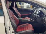 【専用スポーツシート】ホールド性に優れ、カーブ時の体が流れを抑制してくれます。また、体にフィットするから腰や背中が疲れにくく、ロングドライブや高速走行でも快適にお過ごしいただけます♪