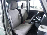 【清潔感のある運転席&助手席】隅々までクリーニングの行き届いた運転席&助手席。目立ったシミや汚れ等もございません。