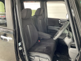 肘掛けとシートヒーター装備のフロントシートで長時間でも快適ドライブ!