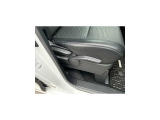 前後、背もたれだけでなく座面の高さも調整できお好きなポジションで運転できます。
