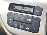 【オートエアコン】一度お好みの温度に設定すれば、車内の温度を検知し風量や温度を自動で調整。暑い&hellip;寒い&hellip;と何度もスイッチ操作をする必要はありません。快適な車内空間には必須の機能ですね♪