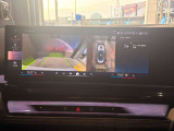 【ナビ純正】ワイドコントールディスプレイは、画面内に多数の情報を表示する事が可能です。センターコンソールiDriveコントローラー操作だけでなく、タッチパネルでの操作も可能となっております。