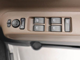 パワーウィンドウのスイッチです。 運転席に居ながら助手席の窓を開け閉めできるので便利ですよ。 ロック機能も付いてるので子供がイタズラして窓を開けるという事もできなくできますよ。