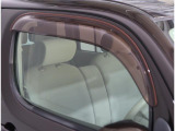 ドアバイザーが既に付いています☆ 車内に熱がこもらないようにしたい時や換気したい時など少しだけ窓を開けておきたい時にとても便利です♪