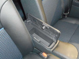 運転席と助手席の間のひじ掛けの中に小物を入れるスペースがあります!