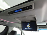 後席モニター装備:セカンドシート・サードシートにご乗車の方は、ドライブ中も天井部についているモニターでTV等をお楽しみ下さい♪♪使用しない時は、画面を天井部分に格納できます!