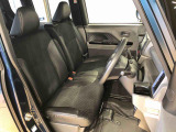 運転席の座面高さを調整できるシートリフターが付いています。フロントシートはベンチシートを採用で、座面も広く使い勝手もいいですよ♪