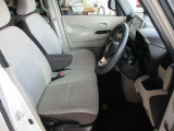 内外装は専門業者でクリーニング済み。ベンチシート。アームレスト付きが嬉しい。