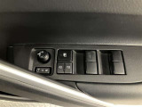 【すべてワンタッチ】 パワーウィンドウは全席ワンタッチで自動全開/全閉ですのでパーキングチケットやドライブスルー利用時に便利です♪もちろん挟み込み防止装置付ですので安心・安全です!