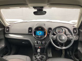 センターの丸型インパネが特徴的な、MINIらしいインパネデザインです。