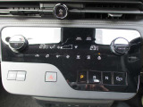 扱い易いオートエアコン!オールシーズン快適です!シフトもボタン式です