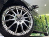 【18インチアルミホイール】外観にマッチしたアルミホイールを装着しております。各種アルミホイールや、スタッドレスタイヤも取扱いしております。是非ご相談ください♪