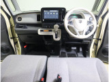 ナチュラルカラーと丸みのあるデザインと大きな窓の開放感が、居心地のいい運転空間を実現します。