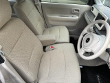 フロントシートはベンチシートです。インパネシフトで足元は広々。運転席と助手席はウォークスルーできます。