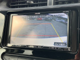 バックモニター装備。画面にて後方の確認が行えるので、バック駐車や車庫入れの際には重宝します。車の運転に慣れない方でも安心のガイドライン表示機能付。