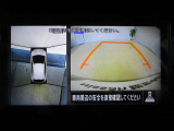 アラウンドビューモニター搭載。車体を4方向のカメラで「上から見下ろしたような映像」を映します。車庫入れが苦手な方も映像サポートでラクラク駐車できます。