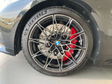 ワイドなタイヤと大径ホイールが高い走行安定性を感じさせます。