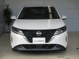 日産らしさを引き立てる大きなVモーショングリル。バンパーはエアロ形状で空力を考え設計されています。