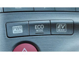トヨタハイブリッドカー特有の、EV走行モードスイッチ、夜間などエンジン音を立てずにモーターのみでの走行ができます。