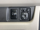 【電動格納ミラー】サイドミラーは電動格納式となっており、狭い駐車場でもキズがつくリスクを抑えられます。