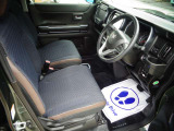 運転席です。シートも状態良好で、使用感も少なく、綺麗な状態を保っています。