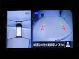 アラウンドビューモニター搭載。車体を4方向のカメラで「上から見下ろしたような映像」を映します。車庫入れが苦手な方も映像サポートでラクラク駐車できます。