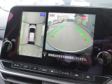 自車を真上から見下ろすように映し出すので周囲の状況が分かるアラウンドビューモニター搭載。フロントカメラとしても使用できます。車庫入れなど苦手な人の頼りになる助っ人です。