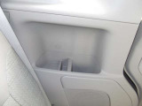 後席サイド部のカップホルダー(収納部) 左右にあります