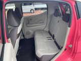 後席もきれいにクリーニングされています。足元のスペースもこれだけ広ければ一緒に乗っている人もゆったりお乗りいただけそうです。