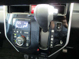 使いやすくインパネに設置されたオートエアコンとシフトレバーです。