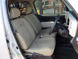 コンパクトながらゆったり座れる快適な運転席です。
