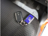 リモコンキーを取り出さなくてもエンジンのON/OFFやドアの開錠・施錠がスイッチ一つで行えるスマートキーです♪