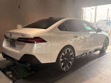 【BMWの伝統-3】BMWのお車は、&ldquo;駆け抜ける歓び&rdquo;を体現しております。走行の安定性とコーナリングの良さを追求し、思い通りにハンドルの操作可能です。