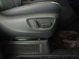 パワーシート搭載。微妙な調整が手軽にでき、ピッタリのポジションで運転することが可能です。