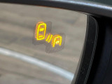 【ブラインドスポットモニタリング】走行中、ドアミラーの死角になりやすい箇所に後続車が接近するとサイドミラー付近に警告を表示、ドライバーに注意喚起をしてくれます。