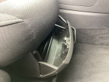 運転席シートロアにはポケットが装備しています。