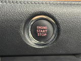【プッシュスタート】スマートキーを持っているだけ、鍵を差し込むことなく、ボタンを押すだけでエンジン始動や停止を行うことができます。
