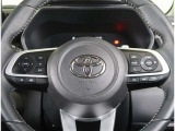 【機能】ステアリングにはオーディオ操作が可能なスイッチとクルーズコントロール機能が付いています。