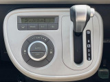 【オートエアコン】一度お好みの温度に設定すれば、車内の温度を検知し風量や温度を自動で調整。暑い&hellip;寒い&hellip;と何度もスイッチ操作をする必要はありません。快適な車内空間には必須の機能ですね♪