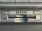 【ETC】有料道路を利用する際に料金所で停止することなく通過できる、ETC車載器(ノンストップ自動料金収受システム機器)が装備されています。セットアップを行うことで利用可能になります。