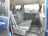 リヤシートは足元空間も広くリラックスしてドライブが楽しめ、ゆったりとおくつろぎ頂けます。