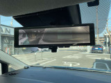 インテリジェントルームミラーです。人や物で視界が遮られてても、車体後部のカメラ映像に切り替えることにより、クリアな後方視界を実現しています。
