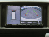 全周囲カメラで、クルマを上空から見下ろしているかのような映像を映し出します。周囲の状況がひと目でわかります!