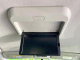 【フリップダウンモニター】大画面モニターで後席でもエンタメをお楽しみいただけます。小さなお子様にも大人気の装備です♪