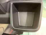 見た目が大事!な外装はぴかっとキレイに磨いており、経年のくすみもよみがえっております。ヘッドライトやドア周辺を磨く際にはマスキングテープを使用して保護しながら丁寧に作業をしております。