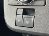 【電動パーキングブレーキ】ブレーキを踏んで停車したときにブレーキペダルから足を離しても停車状態を維持することができます。