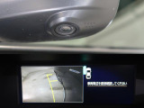 左ドアミラー下部とフロントグリル中央部に内蔵のカメラで車両前方を確認できます!フロント・サイドカメラの映像はマルチファンクションディスプレイに映し出します。