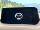 【マツダコネクトナビ】車内の雰囲気にマッチした一体型タイプのナビ。各種車輌設定やBluetooth再生等、様々な機能が楽しめます。直感的なダイヤル操作が可能で、使い勝手も良好です。